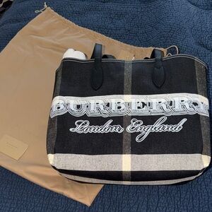 Burberry Black and Cream Plaid Tote Bag “Doodle tote” REVERSIBLE 🔄